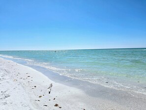 Sun-loungers, beach towels - The Village Bungalow of Long Beach in Longboat Key (Longboat Key)