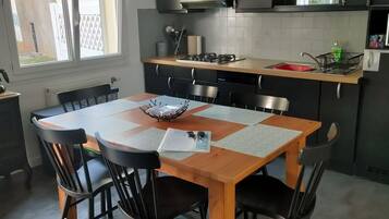 Een microgolfoven, een oven, een kookplaat, een vaatwasser