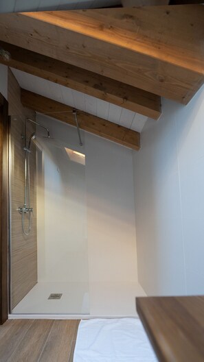 Apartamento | Baño | Secador de pelo, toallas, jabón y champú
