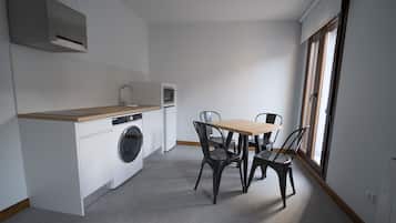 Frigobar, microondas, placa de cocina, tetera/pava eléctrica