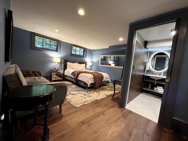 2 bedrooms, iron/ironing board, Internet, bed sheets