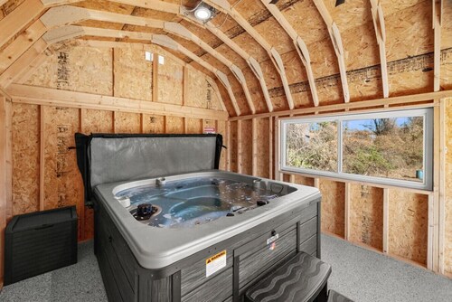 FALL SALE,Cozy 2BR Chalet, W/ Hot Tub on 1.2 Private Acres!