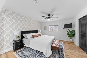 4 bedrooms, desk, travel cot, WiFi - Discover, Winter SALE, Game RM, Hot Tub .5 Acres, 1blk to Family Arena (Saint Charles)