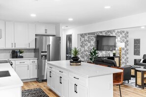 Interior - Discover, Winter SALE, Game RM, Hot Tub .5 Acres, 1blk to Family Arena (Saint Charles)