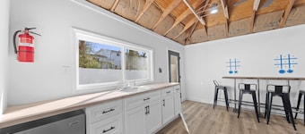 The Getaway House | St Charles 4BR Sleeps 11 Game Room | Hot Tub | Mercer Stays