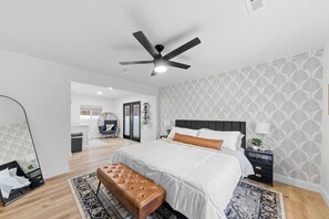 4 bedrooms, desk, travel cot, WiFi