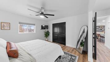 4 bedrooms, desk, travel crib, WiFi