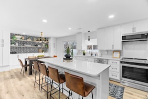 Fridge, microwave, oven, stovetop - St. Charles Manor | 4BR Getaway Home+HotTub+GameRm .6 acres (Saint Charles)