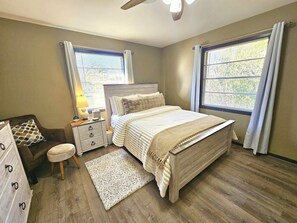 Iron/ironing board, free WiFi, bed sheets - Belton Lakehouse (Belton)