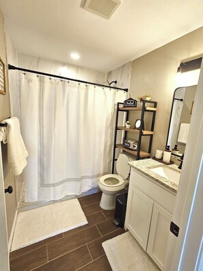 Appartamento Comfort, 1 letto queen con divano letto, lato lago | Bagno | Doccia, soffione a pioggia, set di cortesia gratuito, asciugacapelli