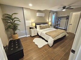 Apartamento conforto, 1 cama Queen e sofá-cama, ao lado do lago | Ferros/tábuas de passar roupa, Wi-Fi de cortesia, roupa de cama