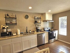 Apartamento conforto, 1 cama Queen e sofá-cama, ao lado do lago | Cozinha privada