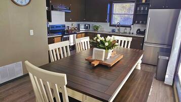Apartemen Comfort, 2 kamar tidur, dapur, tepi danau | Ruang makan