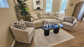 Comfort Apartment#3, 1 QueenBed w/ FullSize SofaBed, DiningRoom, LivingRoom, FullBathroom, Lakeside | Living area | Smart TV