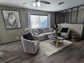 Living area - Belton Lakehouse (Belton)
