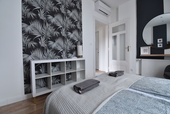 4 bedrooms, iron/ironing board, WiFi, bed sheets