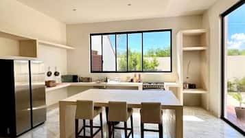 Micro-ondas, fogão, cooktop, cafeteira/chaleira