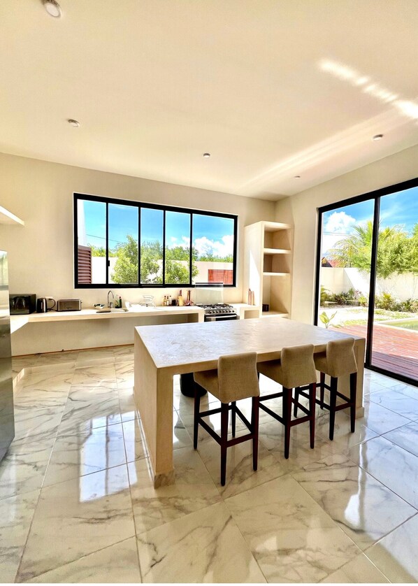 Micro-ondes, four, plaque de cuisson, cafetière/bouilloire