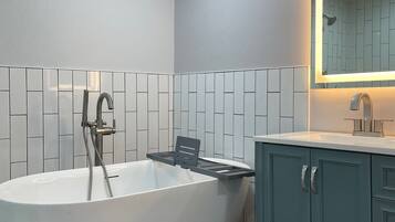 SĂšche-cheveux, serviettes fournies, savon, papier toilette