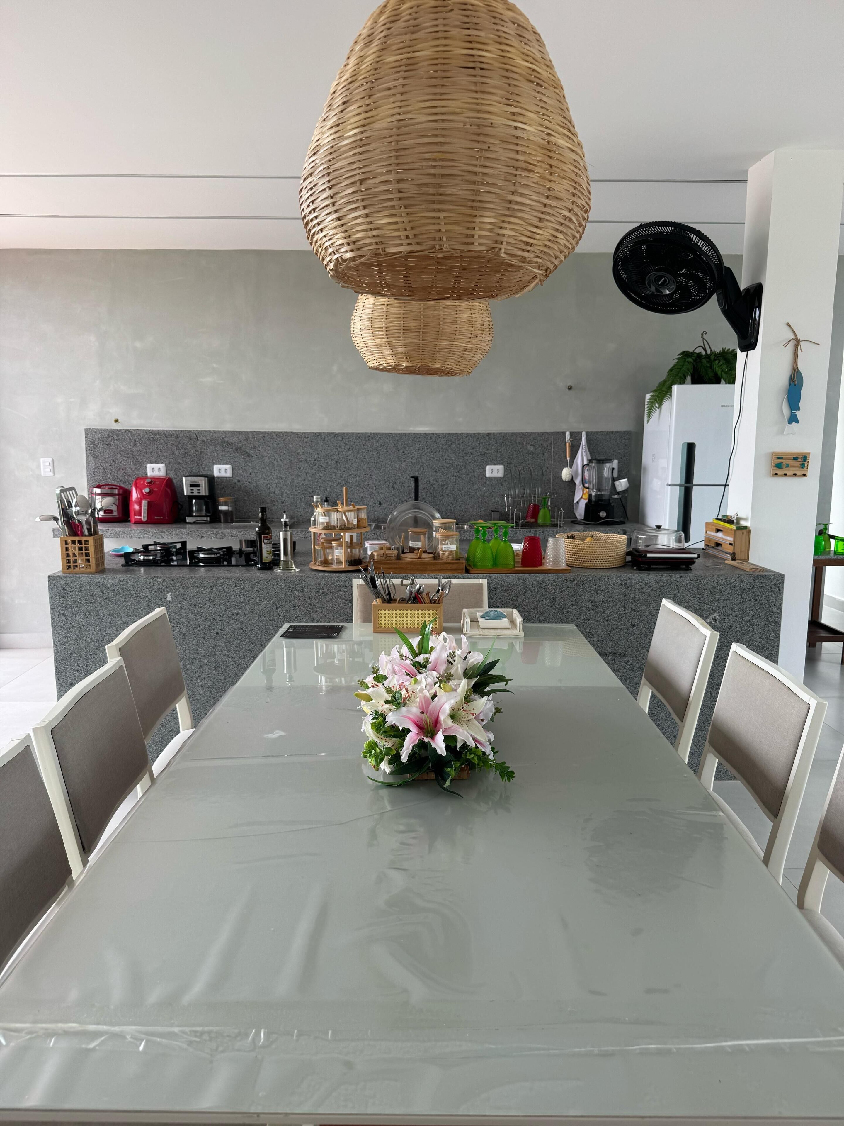 Una cocina moderna con comedor.