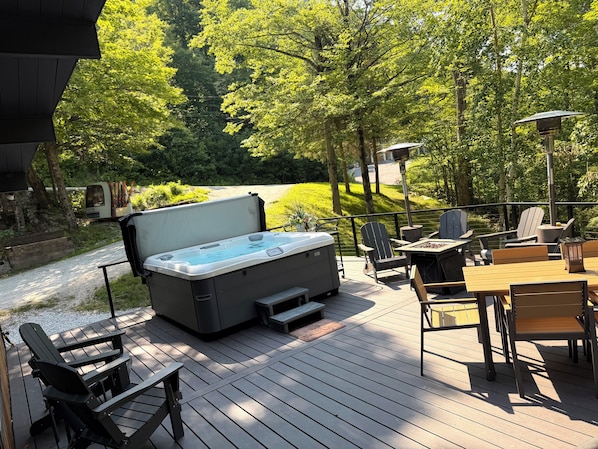 Outdoor dining - Spacious Newly renovated house with Hot tub, Game Room, Fitness room and more! (Killington)