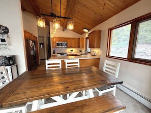 Dining - Spacious Newly renovated house with Hot tub, Game Room, Fitness room and more! (Killington)