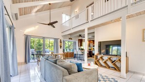 TV - 1 Mi to Dtwn: Dreamy Kailua-Kona Home w/ Balconies (Kailua-Kona)