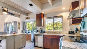Coffee/tea maker, fridge, microwave, stovetop - 1 Mi to Dtwn: Dreamy Kailua-Kona Home w/ Balconies (Kailua-Kona)