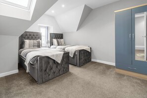 3 عدّة غرف نوم ومكواة/لوح كي وواي فاي وملاءات أسرّة