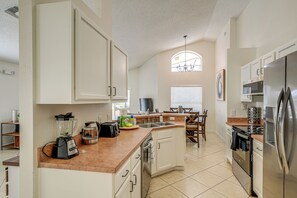Geladeira, micro-ondas, cooktop, lava-louças