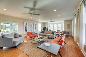 TV, fireplace, ping pong, books