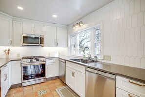 Fridge, microwave, stovetop, dishwasher
