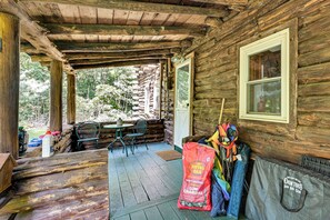 Outdoor dining - Waterfront Log Cabin in Kentucky: Fire Pit, Grill! (Owensboro)