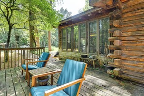 Terrace/patio - Waterfront Log Cabin in Kentucky: Fire Pit, Grill! (Owensboro)