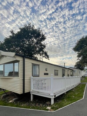 Exterior - Cosy caravan for great holidays on the Jurassic coast. Sleeps 8 and dog friendly (Exmouth)