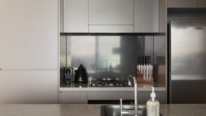 Kühlschrank, Mikrowelle, Ofen, Herdplatte