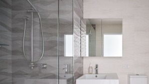 Douche, sèche-cheveux, serviettes fournies