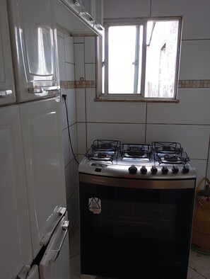 Private kitchen - Safe apartment, easy access to buses, taxis, hospitals, market, city center. (Salvador)