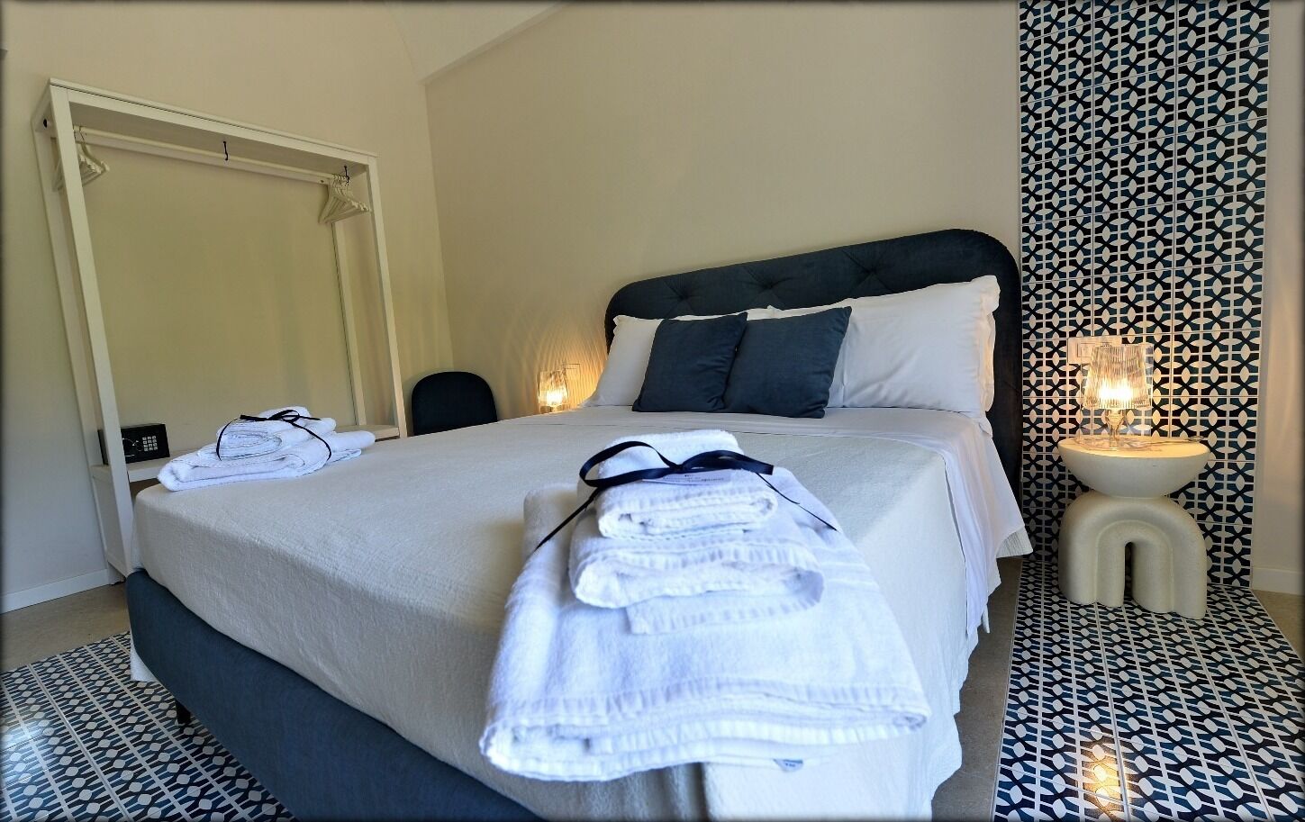 1 dormitorio, caja fuerte, tabla de planchar con plancha y cuna de viaje