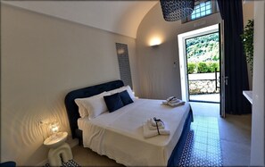 1 chambre, coffres-forts dans les chambres, fer et planche à repasser