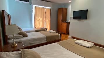 Basic Triple Room | Minibar, desk, free WiFi, bed sheets