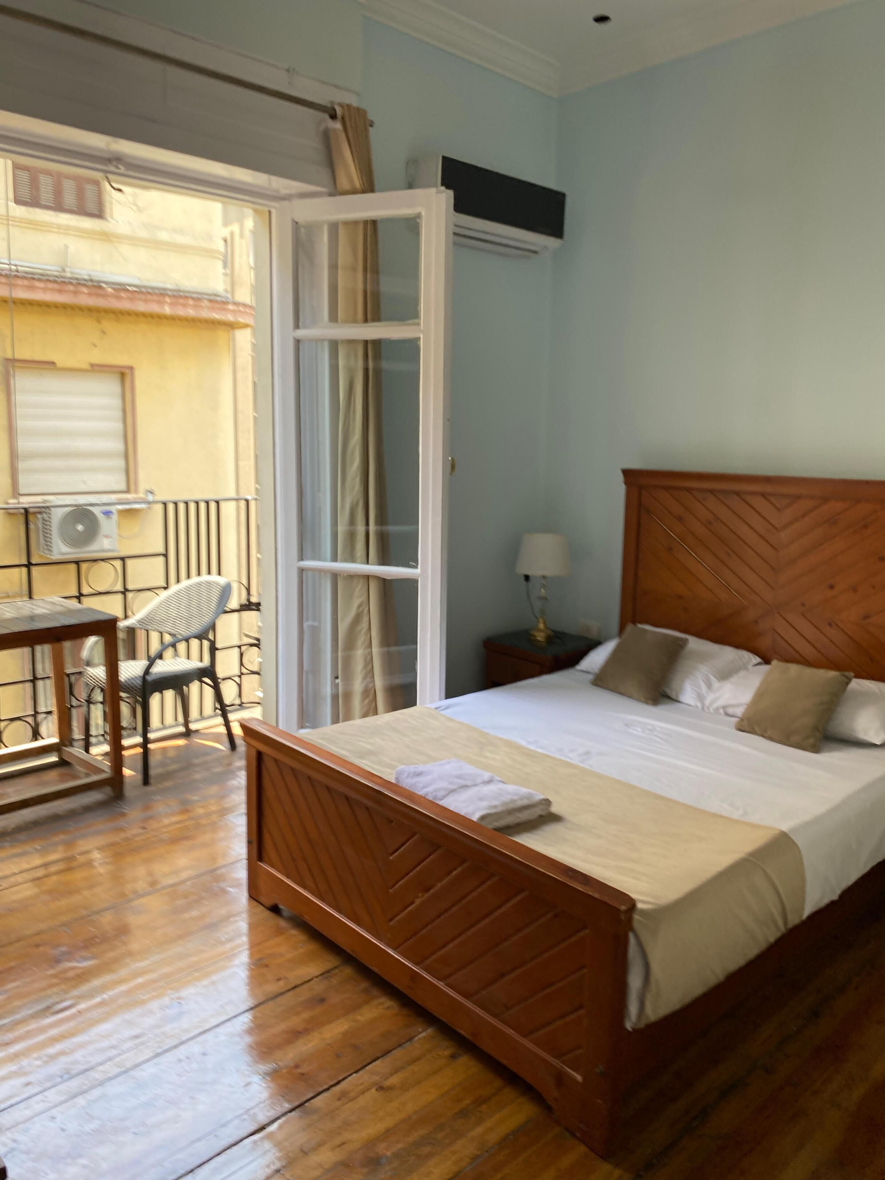 Doppia Comfort, vista città | Minibar, una scrivania, Wi-Fi gratuito, lenzuola