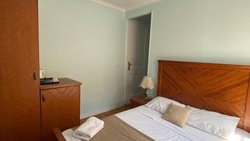 Basic Single Room | Bathroom | Separate tub and shower, free toiletries, hair dryer, towels