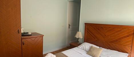 Habitación individual básica | Baño | Bañera y ducha independientes y artículos de higiene personal gratuitos