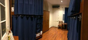 Eenvoudige slaapzaal | Een minibar, een bureau, gratis wifi, beddengoed