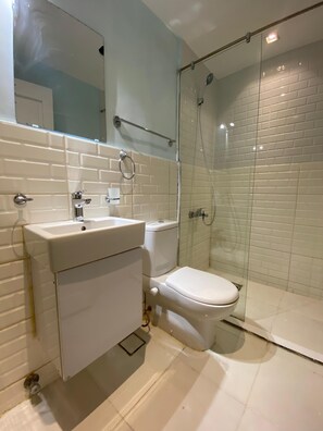 Bañera y ducha independientes, artículos de tocador gratuitos