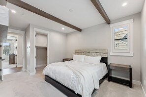 4 slaapkamers, een bureau, een strijkplank/strijkijzer, gratis wifi