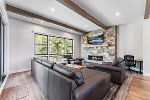 Smart TV, fireplace - Luxurious 2025 build 4-bdrm townhome in Keystone - Closest to lifts w/ hot tub (Keystone)