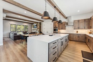 Fridge, microwave, oven, stovetop - Luxurious 2025 build 4-bdrm townhome in Keystone - Closest to lifts w/ hot tub (Keystone)