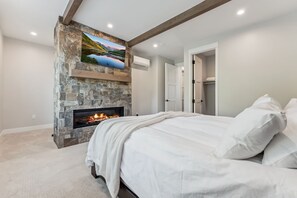4 bedrooms, desk, iron/ironing board, free WiFi